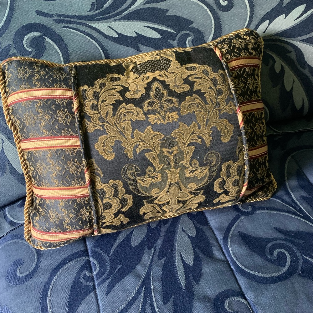 2 Matching Decorative Pillows - Picture 4 of 5